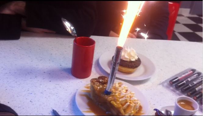 un feu d'artifice dans une tarte aux pommes après votre croquis